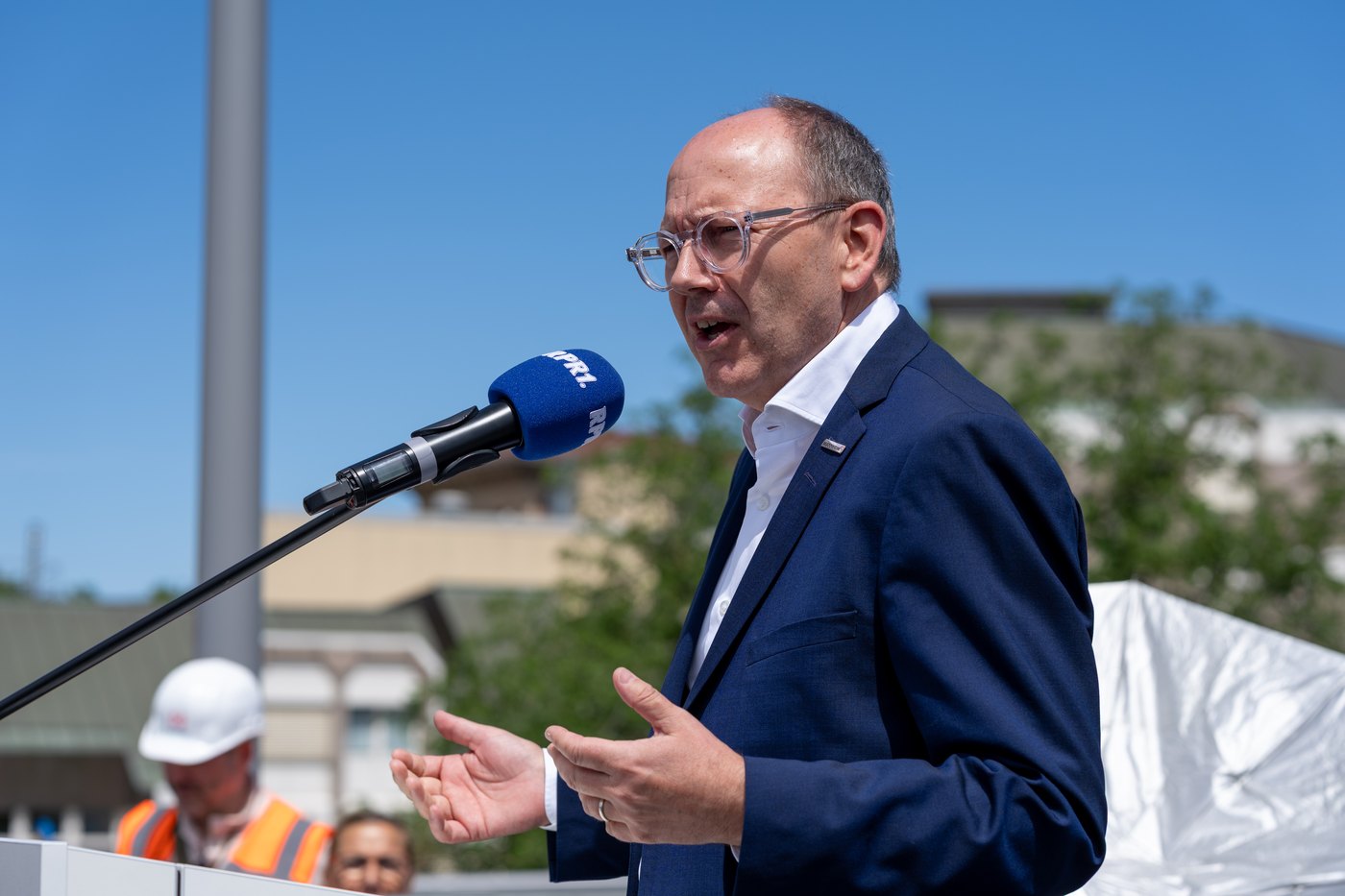 Redner am Mikrofon