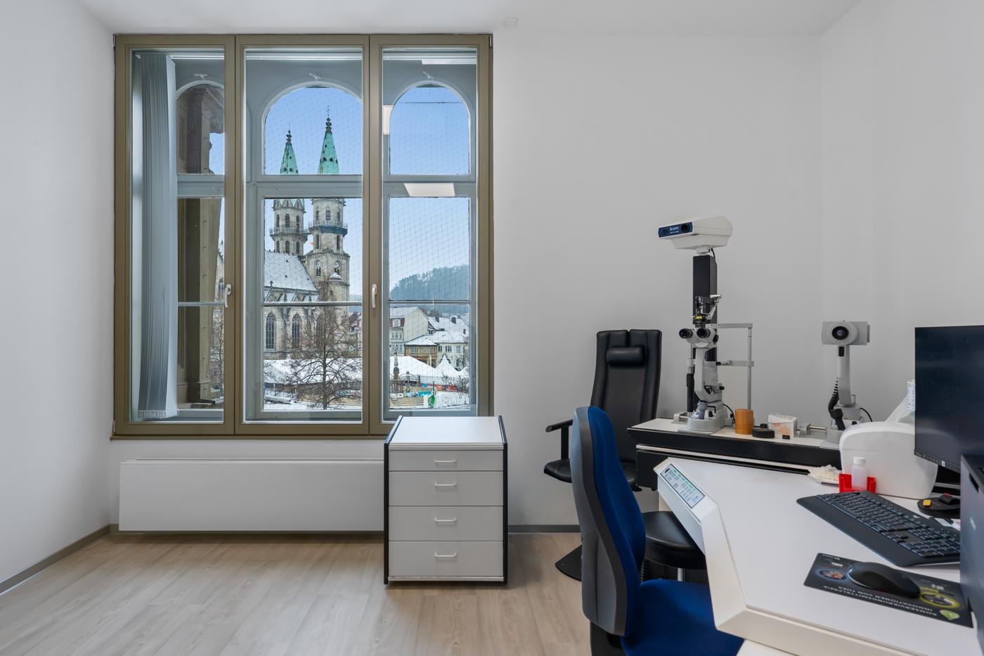 Behandlungsraum mit Blick auf die Stadt